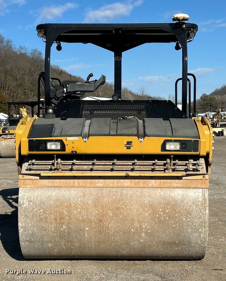 image for item ET6894 2018 Caterpillar CB15 double drum vibratory roller