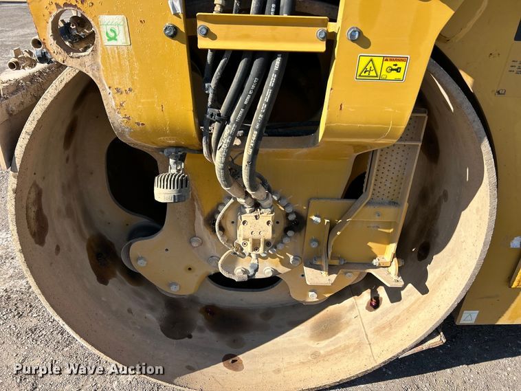 image for item ET6894 2018 Caterpillar CB15 double drum vibratory roller