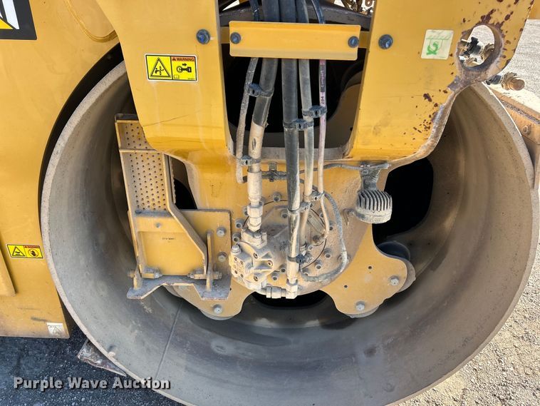 image for item ET6894 2018 Caterpillar CB15 double drum vibratory roller