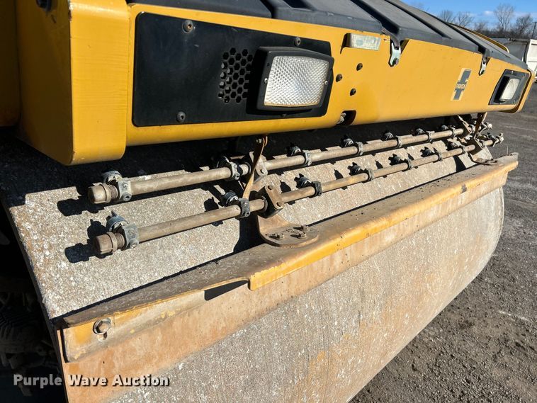 image for item ET6894 2018 Caterpillar CB15 double drum vibratory roller