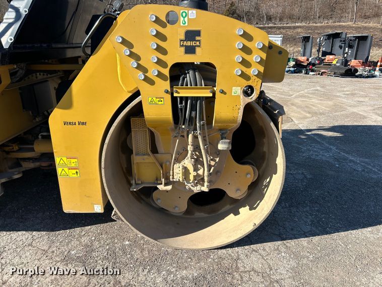 image for item ET6894 2018 Caterpillar CB15 double drum vibratory roller