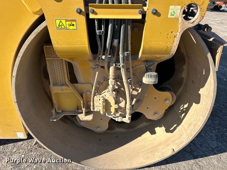 image for item ET6894 2018 Caterpillar CB15 double drum vibratory roller