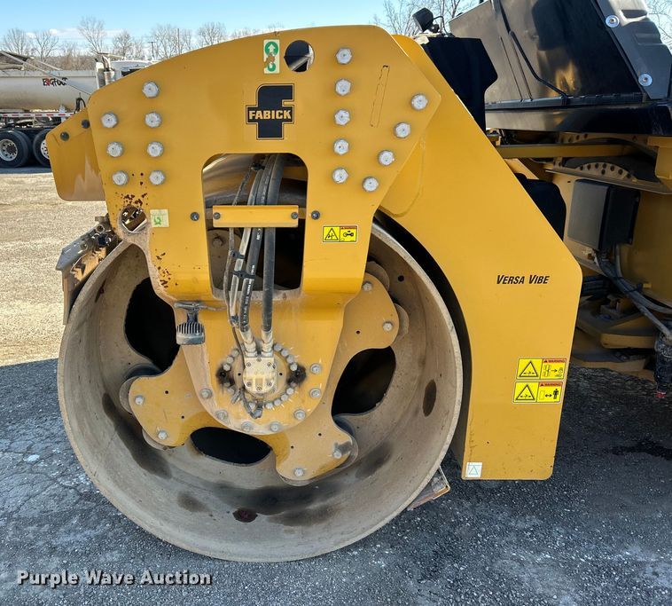 image for item ET6894 2018 Caterpillar CB15 double drum vibratory roller