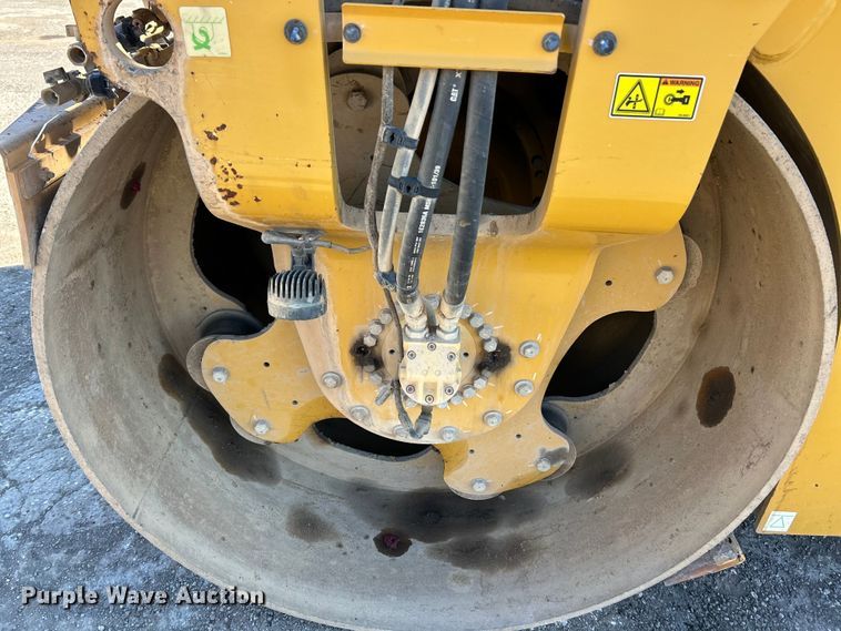 image for item ET6894 2018 Caterpillar CB15 double drum vibratory roller