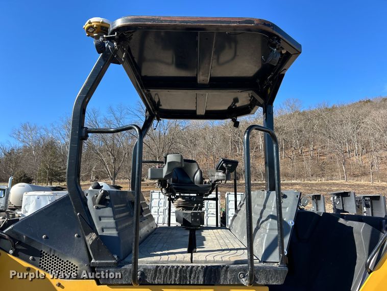 image for item ET6894 2018 Caterpillar CB15 double drum vibratory roller