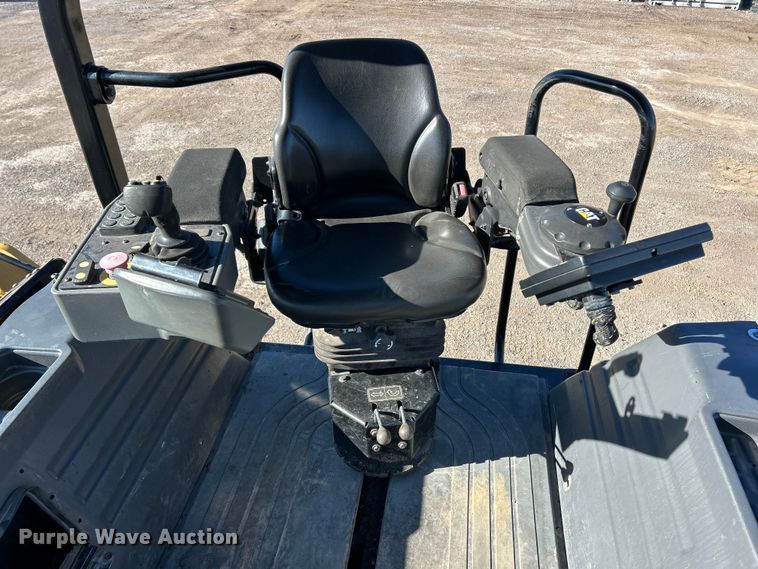 image for item ET6894 2018 Caterpillar CB15 double drum vibratory roller