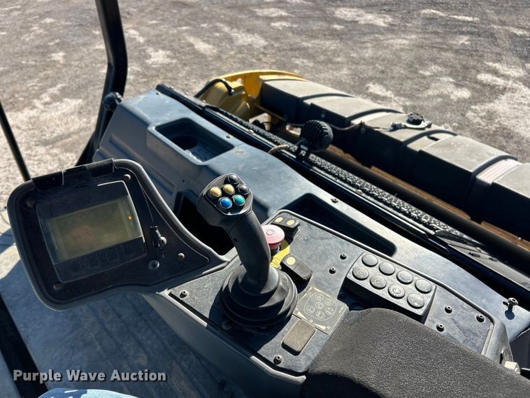 image for item ET6894 2018 Caterpillar CB15 double drum vibratory roller