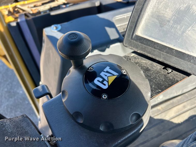 image for item ET6894 2018 Caterpillar CB15 double drum vibratory roller