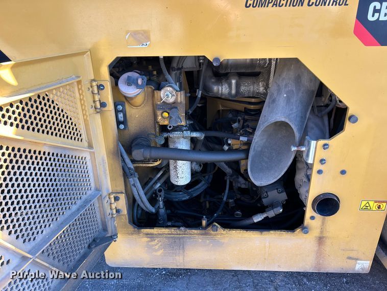 image for item ET6894 2018 Caterpillar CB15 double drum vibratory roller