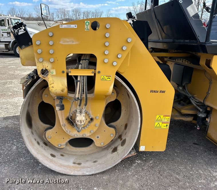 image for item ET6895 2018 Caterpillar CB15 double drum vibratory roller