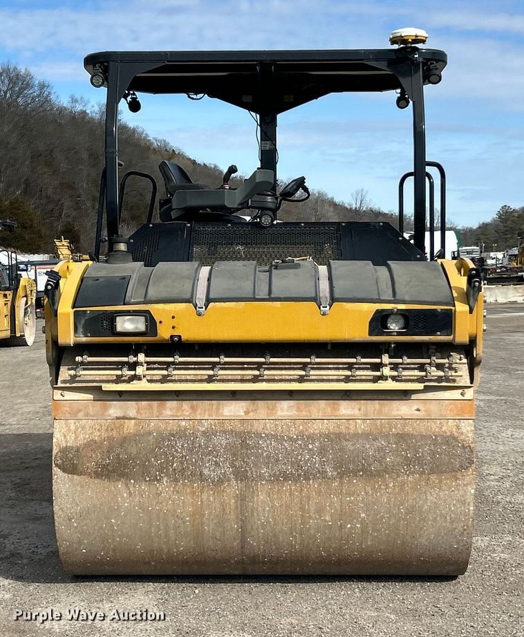 image for item ET6896 2018 Caterpillar CB15 double drum vibratory roller