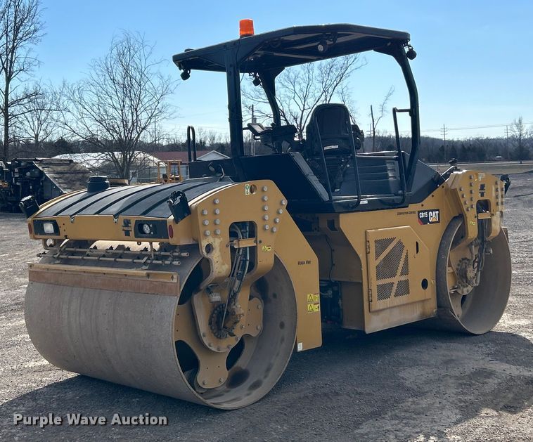 image for item ET6896 2018 Caterpillar CB15 double drum vibratory roller