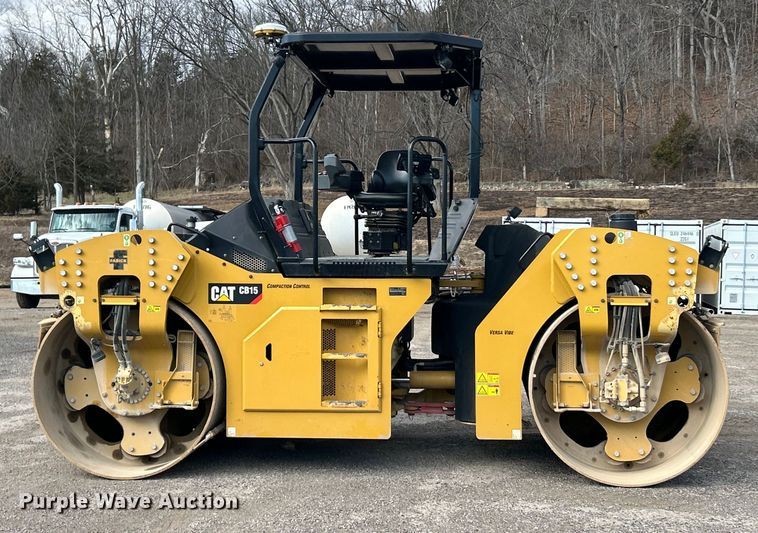 image for item ET6896 2018 Caterpillar CB15 double drum vibratory roller