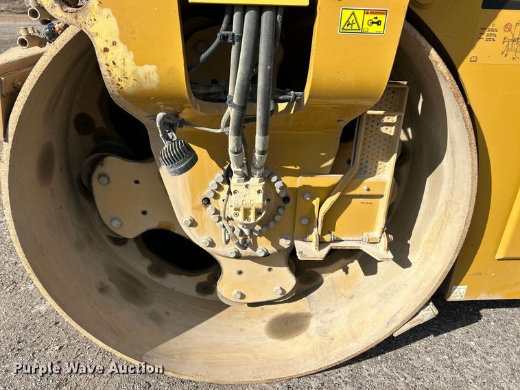 image for item ET6896 2018 Caterpillar CB15 double drum vibratory roller