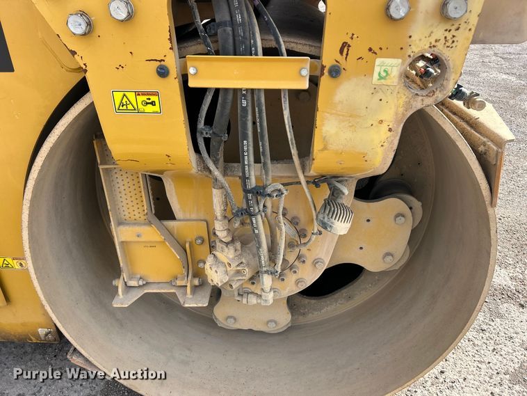 image for item ET6896 2018 Caterpillar CB15 double drum vibratory roller