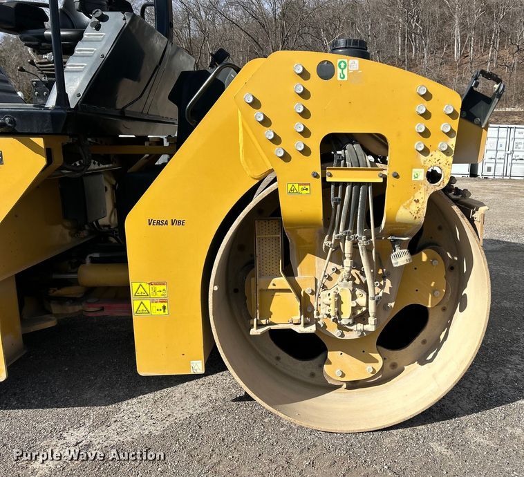 image for item ET6896 2018 Caterpillar CB15 double drum vibratory roller