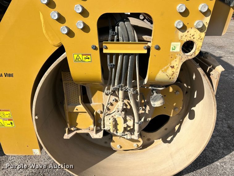 image for item ET6896 2018 Caterpillar CB15 double drum vibratory roller