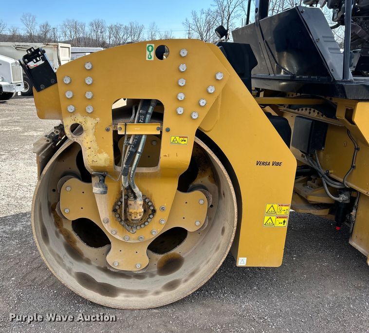 image for item ET6896 2018 Caterpillar CB15 double drum vibratory roller
