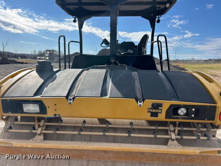 image for item ET6896 2018 Caterpillar CB15 double drum vibratory roller