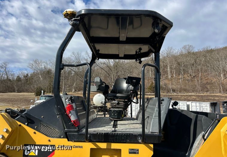 image for item ET6896 2018 Caterpillar CB15 double drum vibratory roller