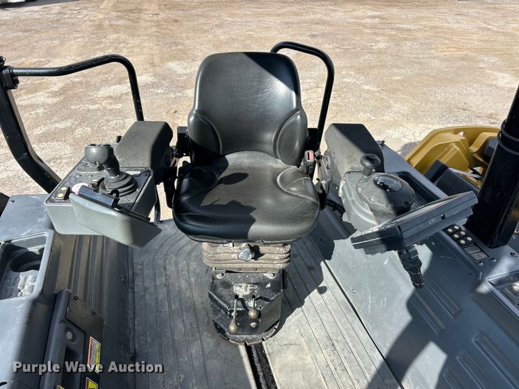 image for item ET6896 2018 Caterpillar CB15 double drum vibratory roller