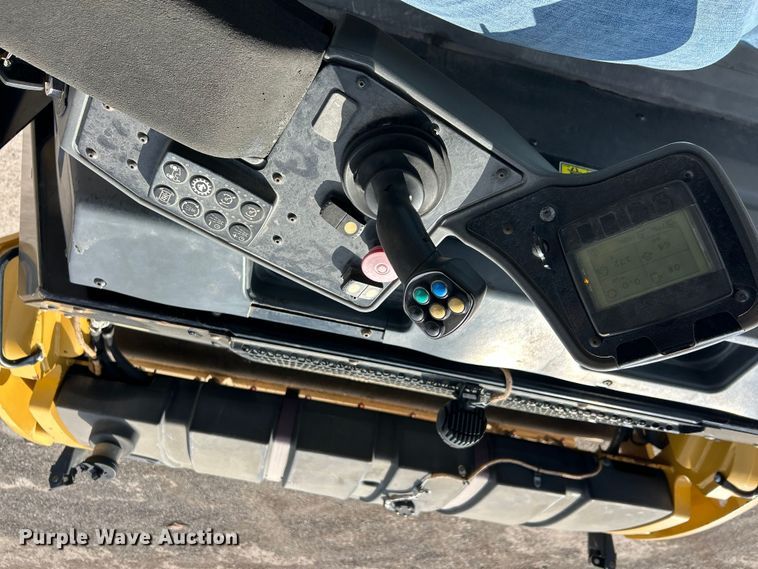 image for item ET6896 2018 Caterpillar CB15 double drum vibratory roller