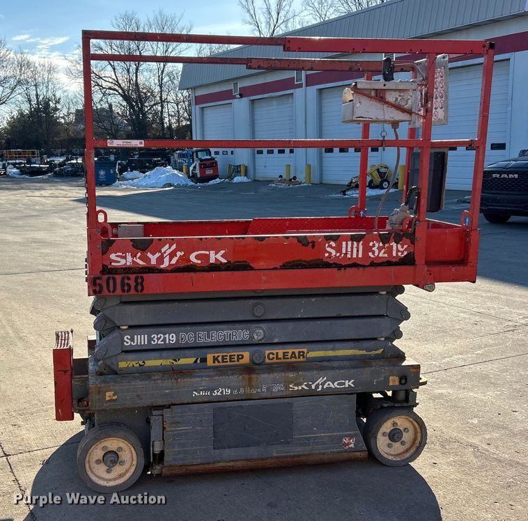 image for item ET6943 2008 SkyJack SJIII 3219 scissor lift