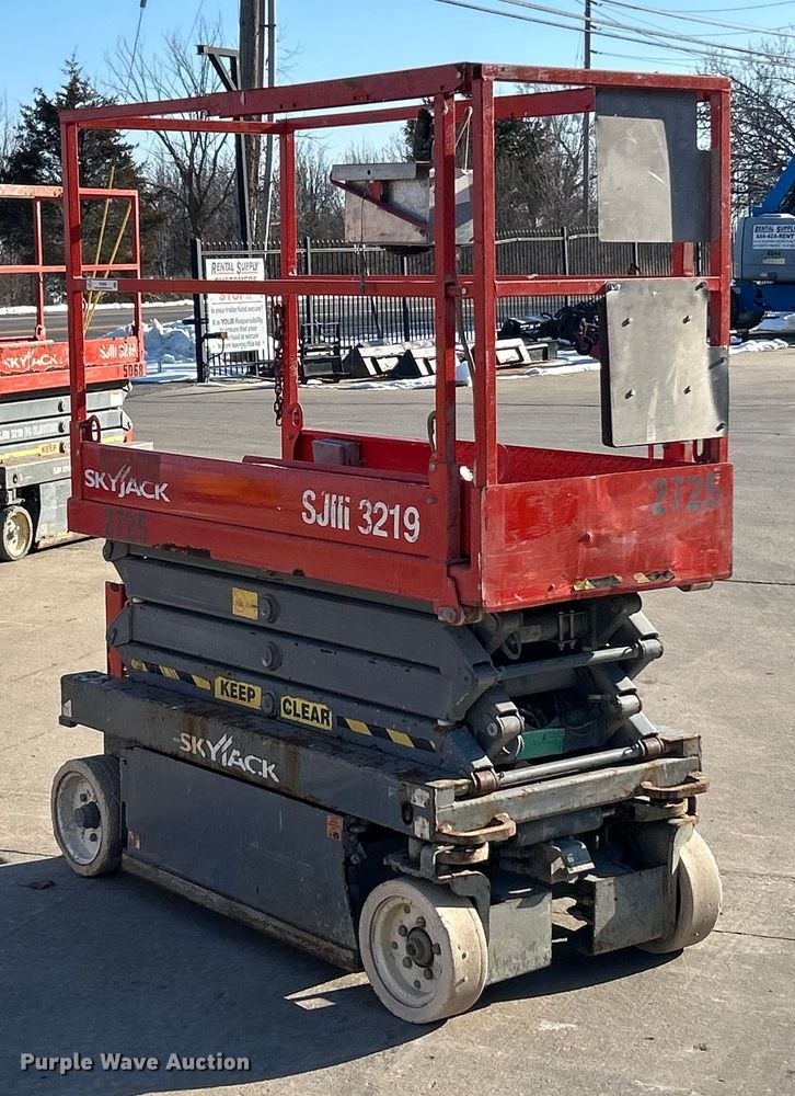 image for item ET6945 2006 Skyjack SJIII 3219 scissor lift