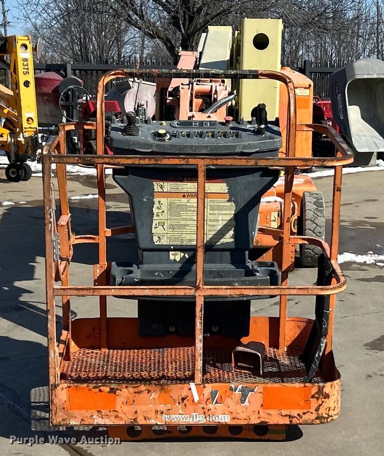 image for item ET6950 2007 JLG E400AJP Narrow boom lift