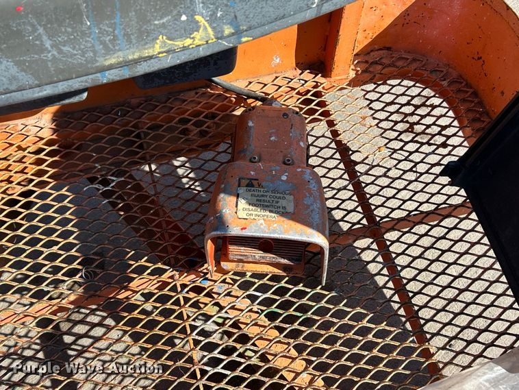 image for item ET6950 2007 JLG E400AJP Narrow boom lift