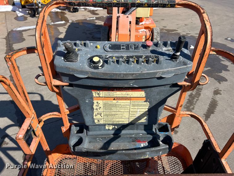 image for item ET6950 2007 JLG E400AJP Narrow boom lift