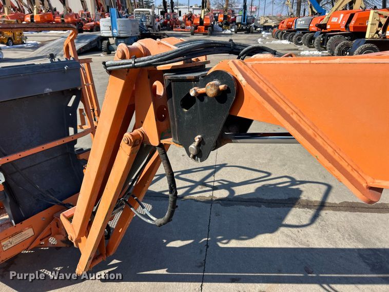 image for item ET6950 2007 JLG E400AJP Narrow boom lift