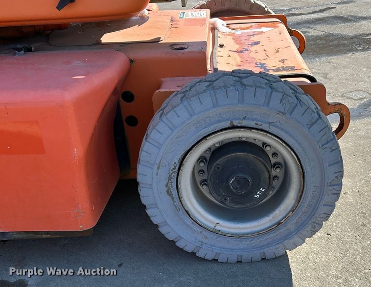 image for item ET6950 2007 JLG E400AJP Narrow boom lift