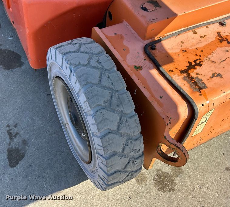 image for item ET6950 2007 JLG E400AJP Narrow boom lift