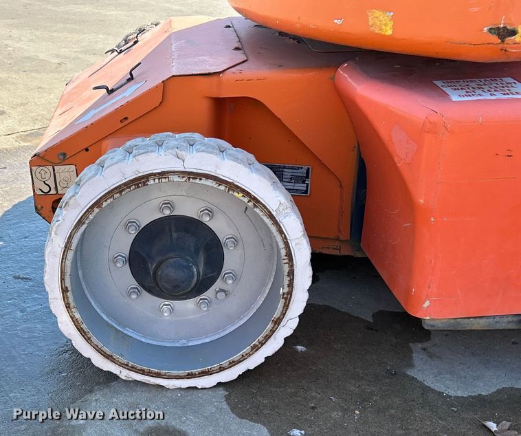 image for item ET6950 2007 JLG E400AJP Narrow boom lift