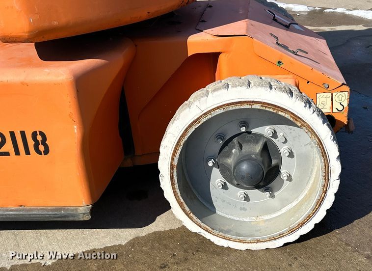 image for item ET6950 2007 JLG E400AJP Narrow boom lift