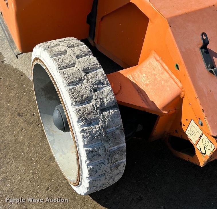 image for item ET6950 2007 JLG E400AJP Narrow boom lift