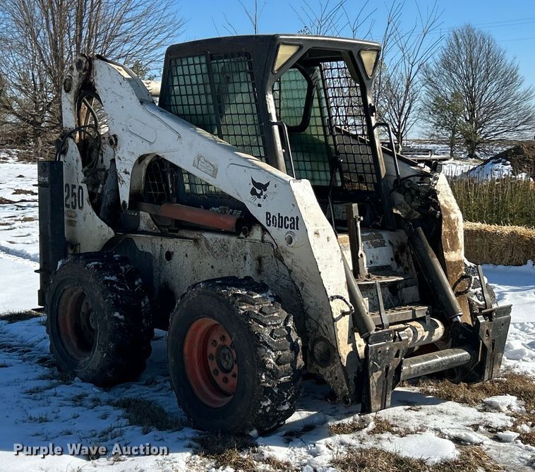 image for item ET6952 2003 Bobcat S250 skid steer loader