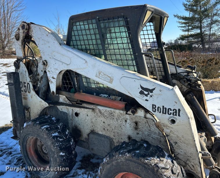 image for item ET6952 2003 Bobcat S250 skid steer loader