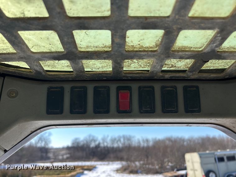 image for item ET6952 2003 Bobcat S250 skid steer loader