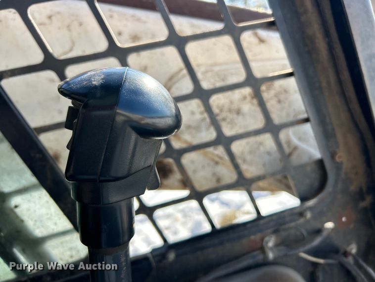 image for item ET6952 2003 Bobcat S250 skid steer loader