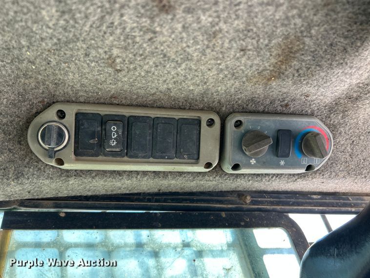 image for item ET6952 2003 Bobcat S250 skid steer loader