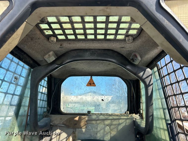 image for item ET6952 2003 Bobcat S250 skid steer loader