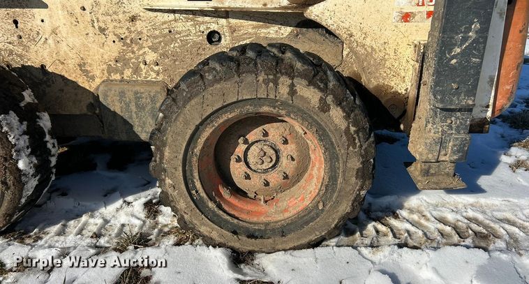 image for item ET6952 2003 Bobcat S250 skid steer loader