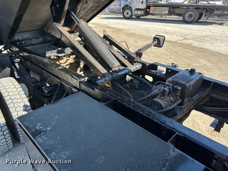 image for item ET6987 2012 Ford F550 Super Duty XL dump truck