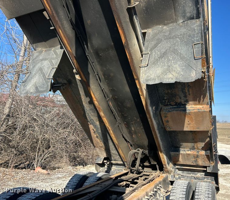 image for item ET6992 2014 International 7500 dump truck