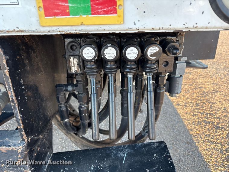 image for item EU4847 2013 International 4400 SBA bucket truck