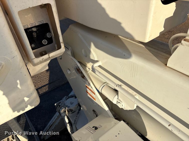 image for item EU4847 2013 International 4400 SBA bucket truck