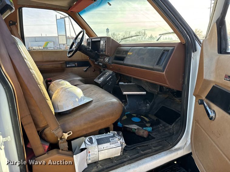 image for item FB0625 1991 Chevrolet C6500 pulling truck