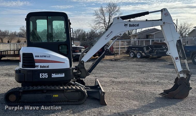 image for item FB0805 2012 Bobcat E35 mini excavator